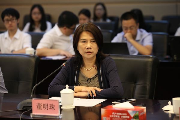 邊走邊思 ： 董小姐要習慣沒有掌聲只有罵聲