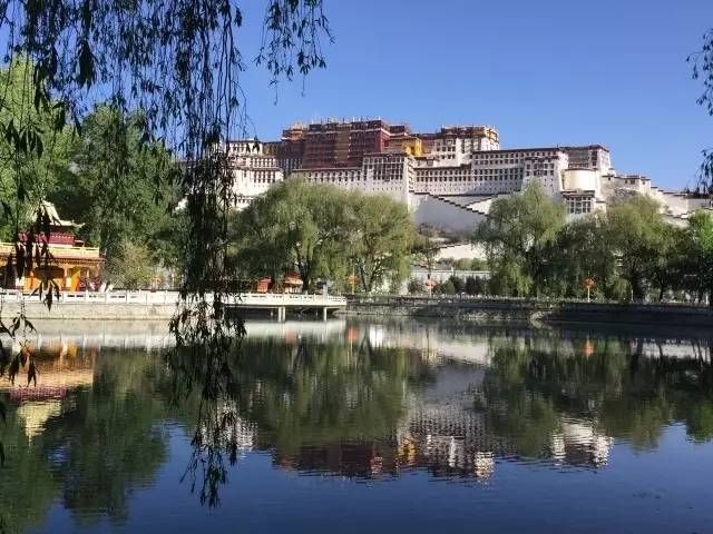 我們駕駛著觀致汽車(chē)回到拉薩，回到了布達(dá)拉