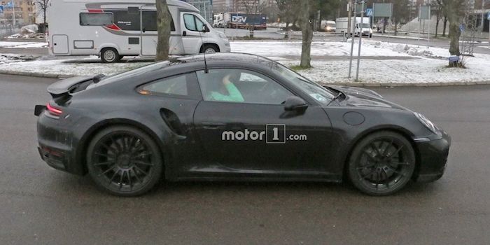 功率或達608馬力 曝全新911 Turbo測試諜照