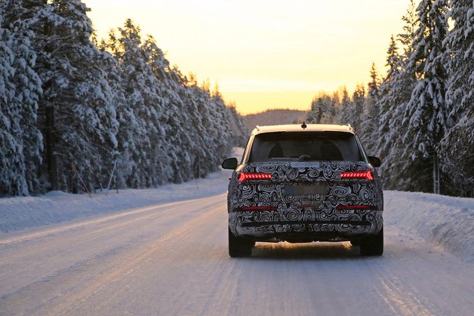全新奧迪Q7曝光，3.0T+8AT動力，內飾向A8L看齊，要漲價了！