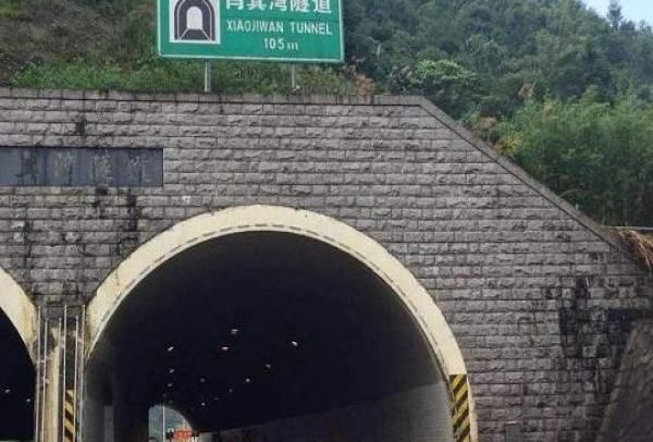 進高速隧道，很多老司機都靠左側行駛？知道原因后，新手很后怕！