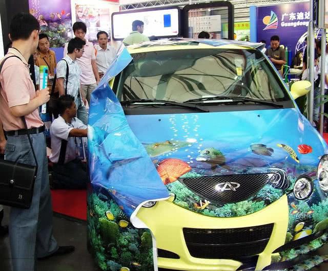 汽車(chē)玻璃上這3個(gè)標(biāo)志不用再貼，但貼這些東西卻違法，要罰100元！