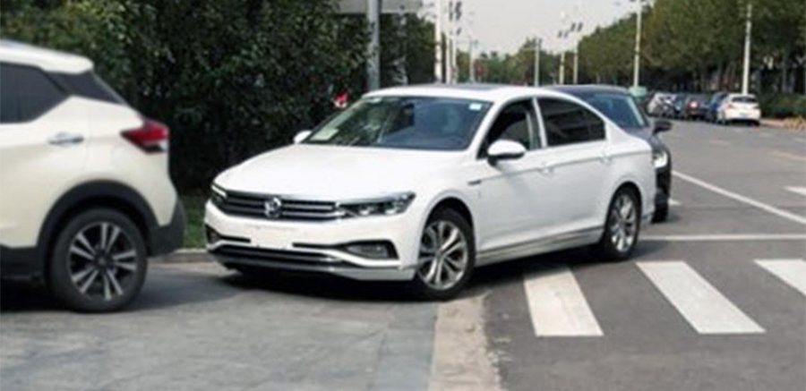 車標下面帶字母 一汽大眾改款邁騰諜照曝光