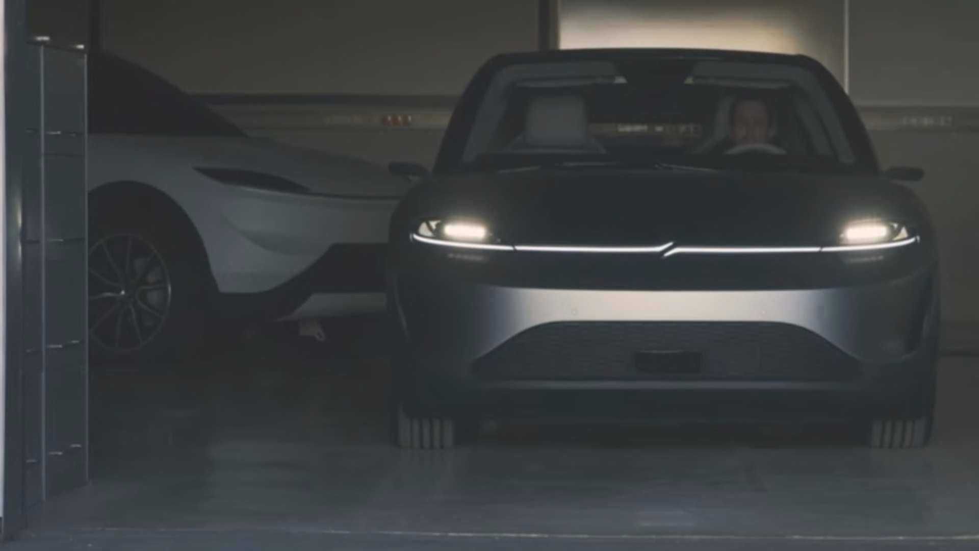 注意背后的白色 SONY&nbsp; SUV 概念車