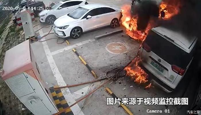 導致三車報廢 鄭州日產帥客新能源自燃