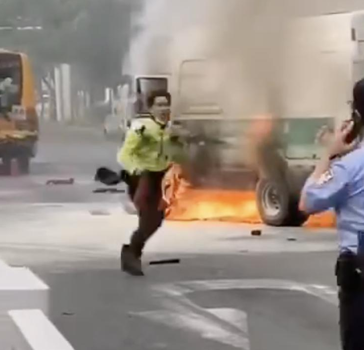 深圳電動(dòng)貨車追尾起火 駕駛員被燒身亡 