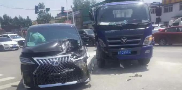 雷克薩斯LM遭遇國內首撞 車主樂觀面對