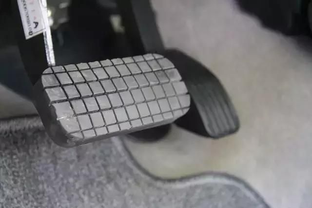 剎車/油門不靠在一起了？為什么不能這樣？