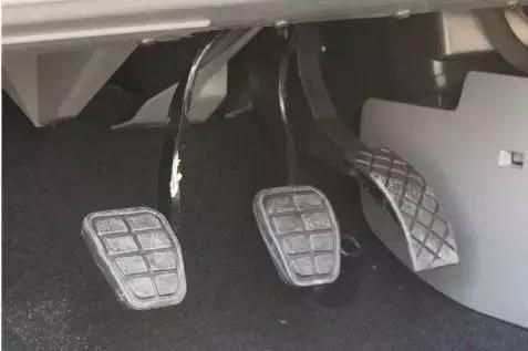 剎車/油門不靠在一起了？為什么不能這樣？