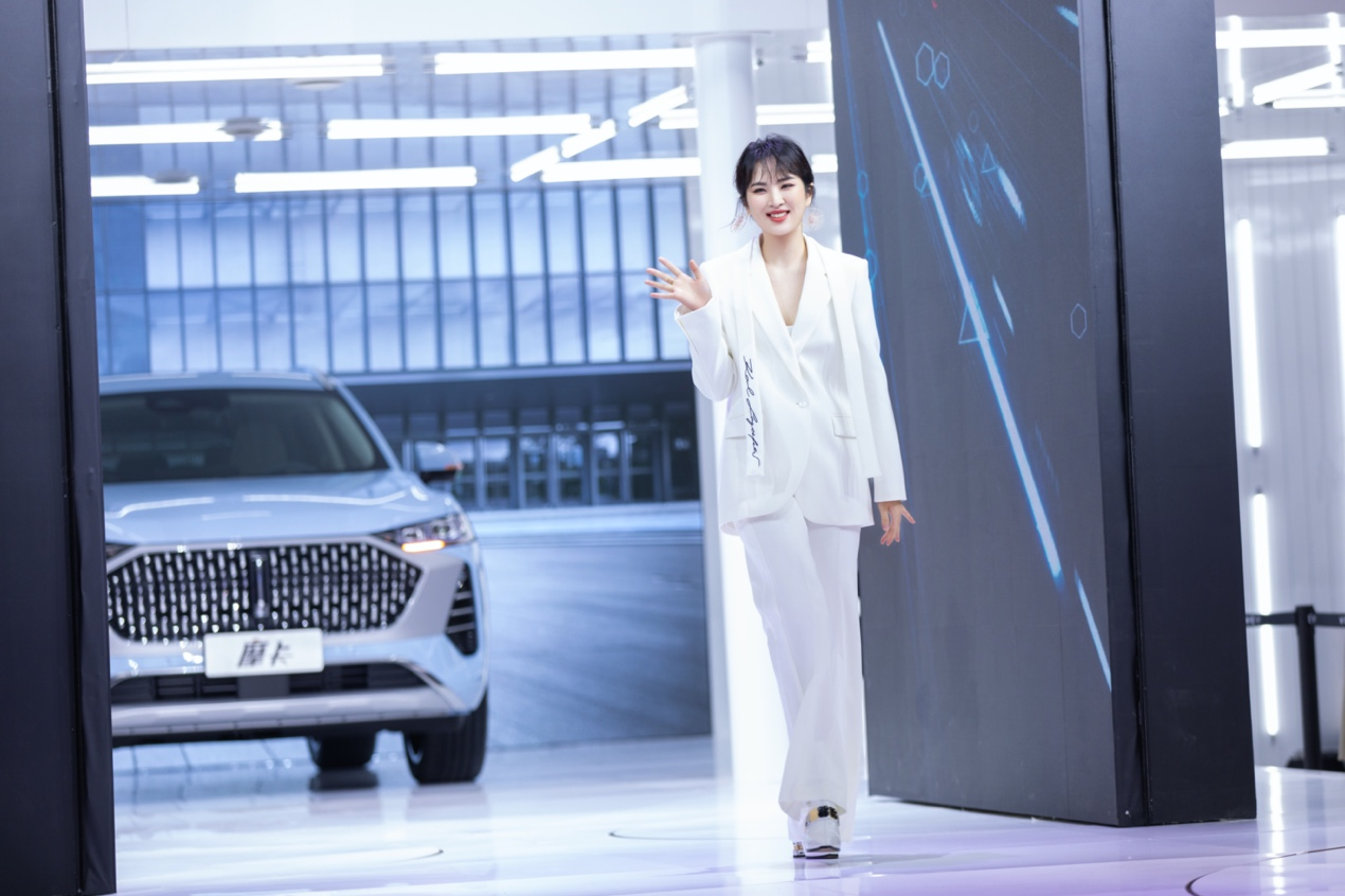 姚安娜現身上海車展 WEY摩卡預售價17.98萬起