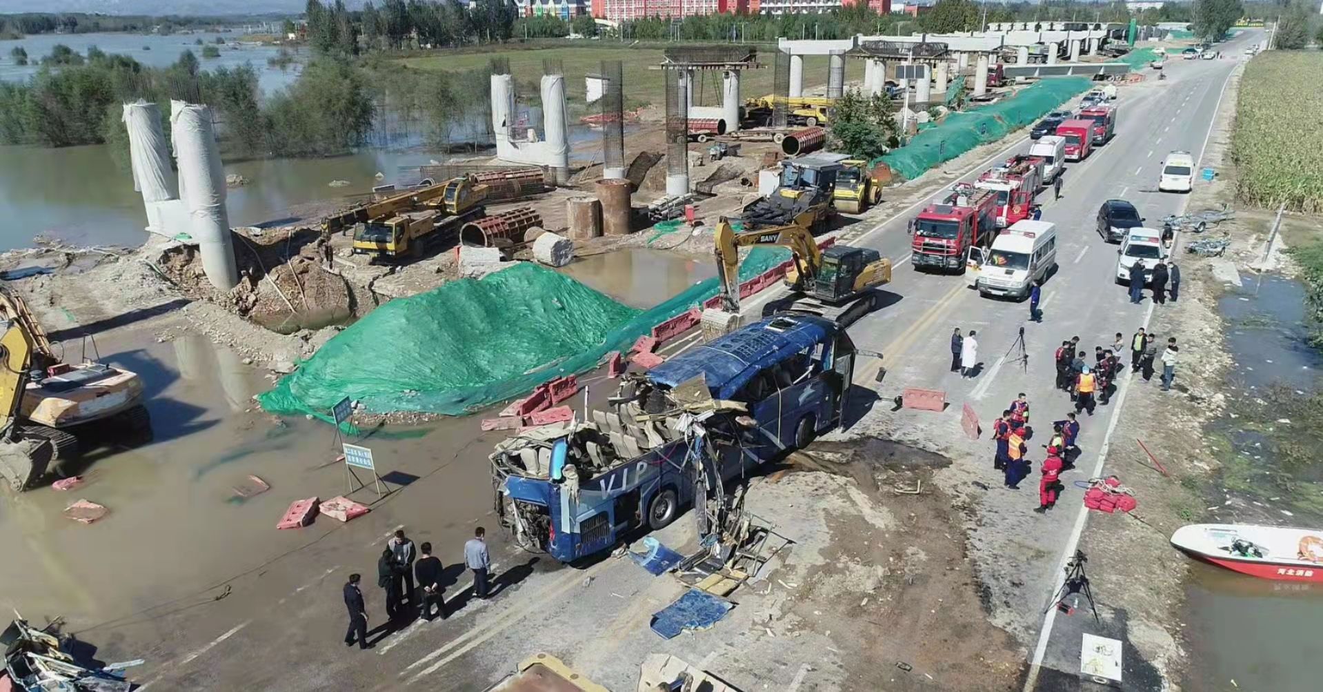 河北通勤班車墜河，已致2人死亡12人失聯