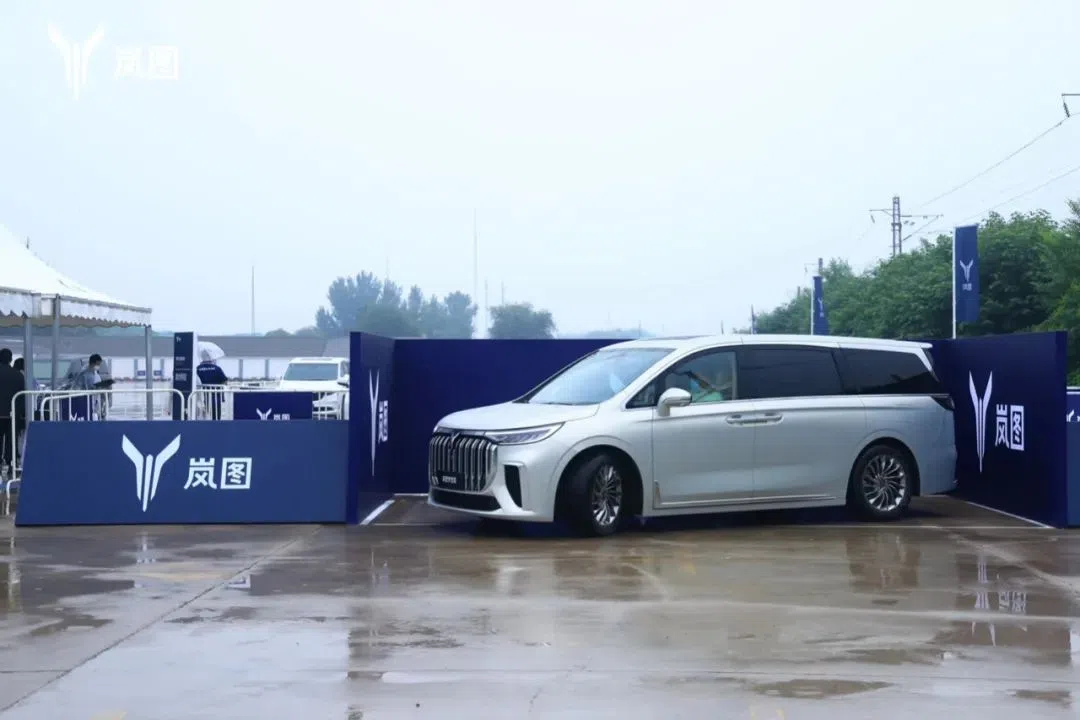 油與電的直面交鋒，嵐圖夢想家對比豐田賽那