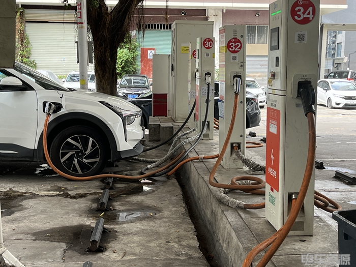 “貨車禁入，小車通行”，充電站的“雙標”行為