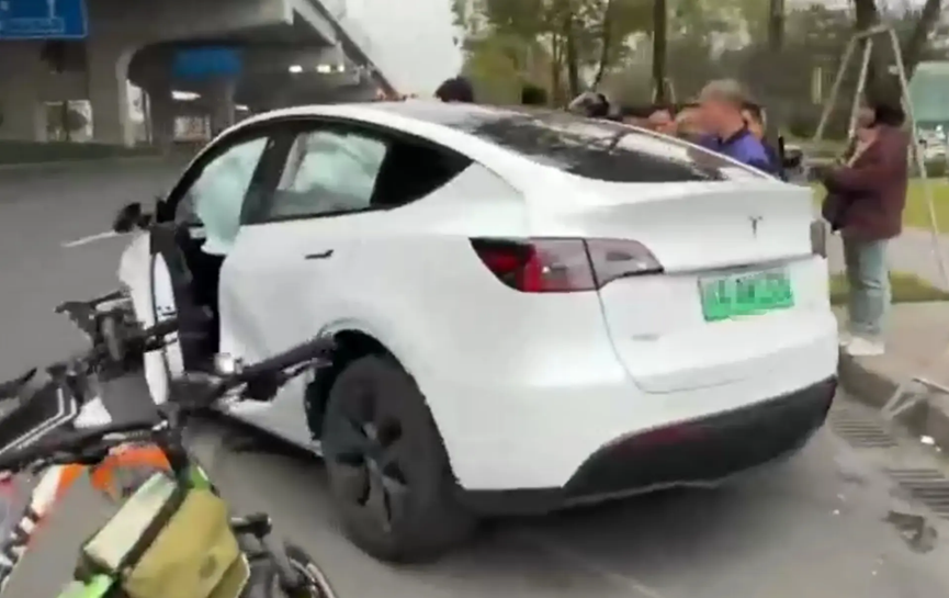特斯拉前腳二審勝訴，后腳“貼地飛行”連撞11車