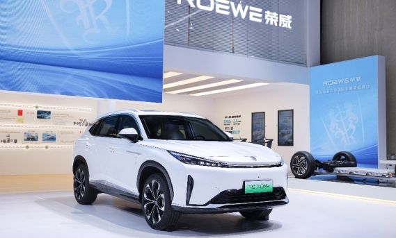 “國家隊”實力聯動 榮威D5X DMH攜手范志毅，北京車展開啟預售