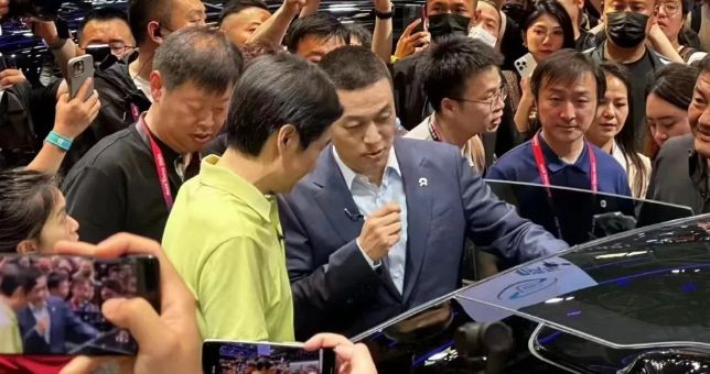 雷軍席卷北京車展，車圈大佬迎來“流量焦慮”