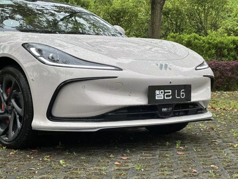 城市行車痛點(diǎn)一鍵搞定，智己L6都有哪些黑科技？